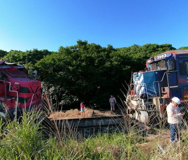 Chocan dos trenes cerca del puente Coatzacoalcos I.