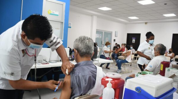 Mantiene Quintana Roo una cobertura alta de vacunación: Carlos Joaquín.