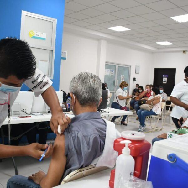 Mantiene Quintana Roo una cobertura alta de vacunación: Carlos Joaquín.
