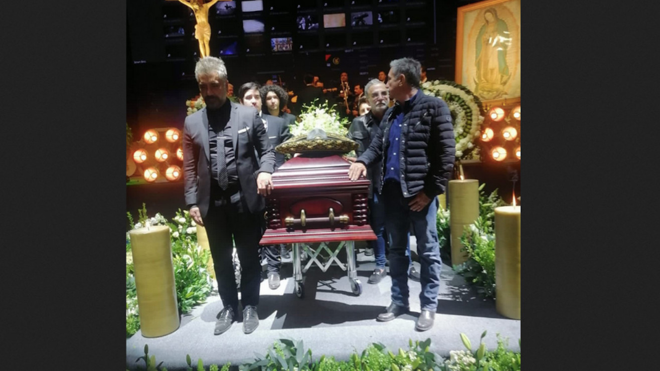 Le dan el último adiós a Vicente Fernández en el rancho Los Tres Potrillos