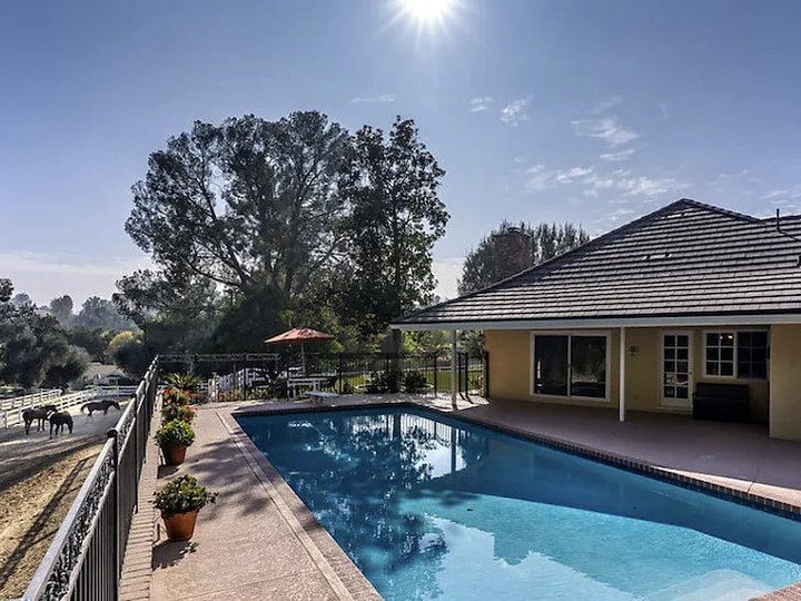 ¡Qué tóxico! Kanye West se compra casa frente a su ex Kim Kardashian