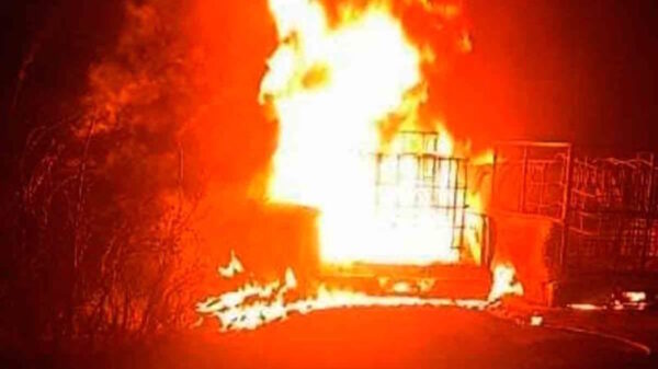 Incendio en toma clandestina de combustible deja una persona calcinada