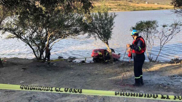 Familia a bordo de su vehículo caen a una presa; muere el padre