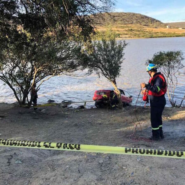 Familia a bordo de su vehículo caen a una presa; muere el padre