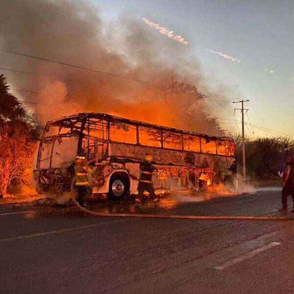 Autobús de pasajeros se incendió; iban 48 personas a bordo