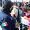 Rescata la policía a 334 migrantes; iban amontonados en un tráiler