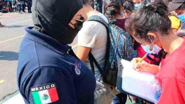 Rescata la policía a 334 migrantes; iban amontonados en un tráiler