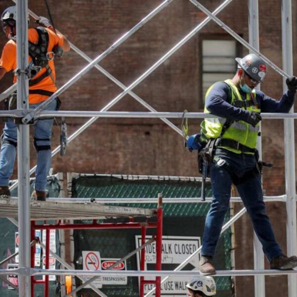 Decenas de empleados son despedidos por no estar vacunados