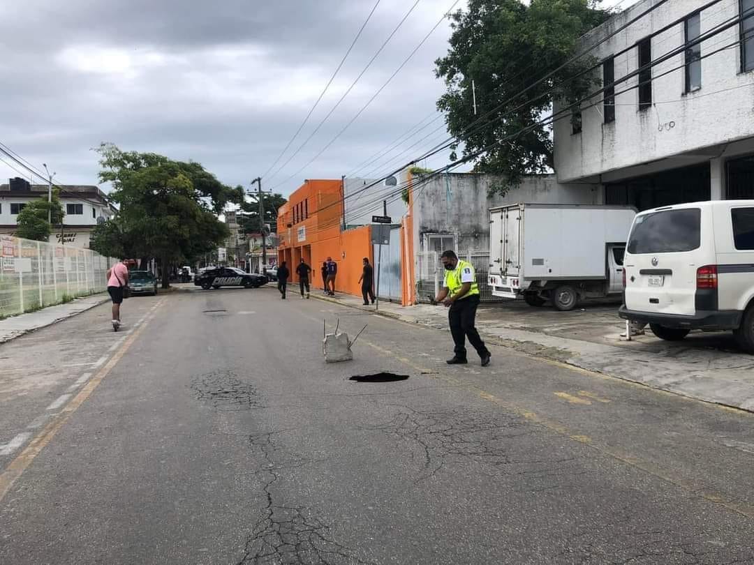 En la calle 1 Sur, entre las avenidas 30 y 35, de la colonia Centro, en donde un trozo de pavimento colapsó,.