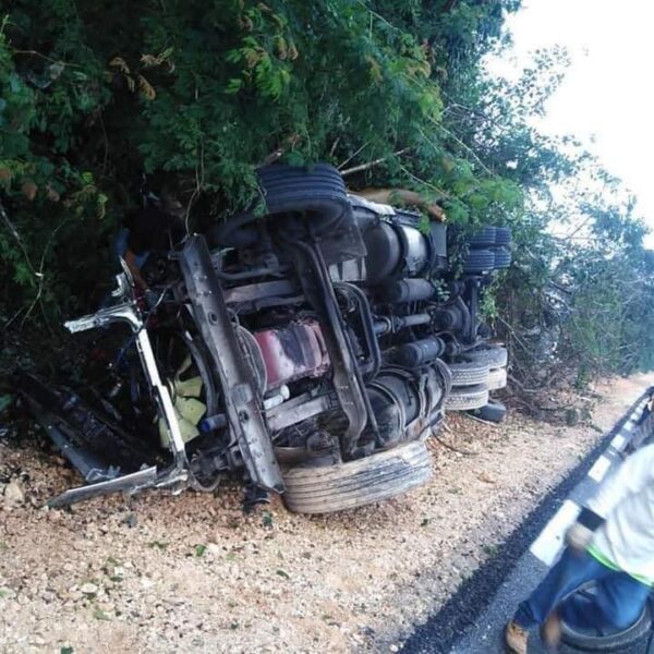 Vacían tráiler volcado en la carretera Mérida-Cancún.
