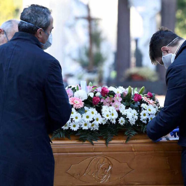 ¡Tremendo error! Sepultan cuerpo de familiar pero días después aparece vivo