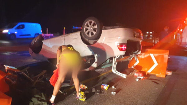 Turistas sufren aparatosa volcadura en Playa del Carmen.