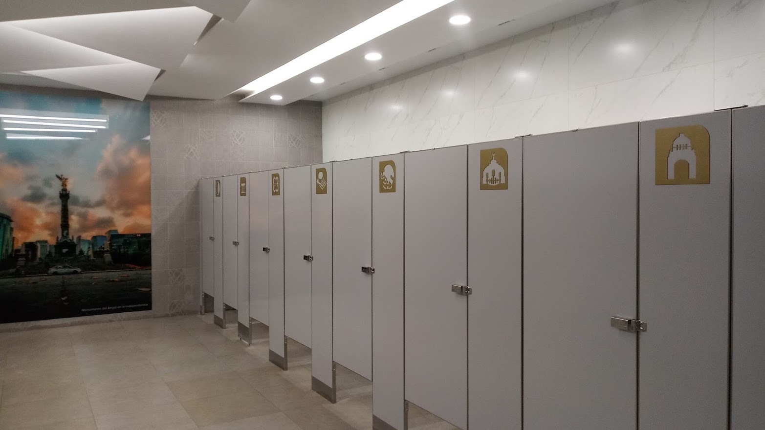 Así son los 38 baños del Aeropuerto Internacional ‘Felipe Ángeles’; el turista encontrará espacios modernos y amplios con aspectos culturales.