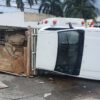 Vuelca camioneta en choque en la avenida Huayacán