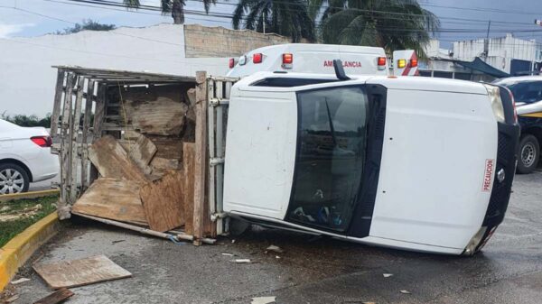 Vuelca camioneta en choque en la avenida Huayacán