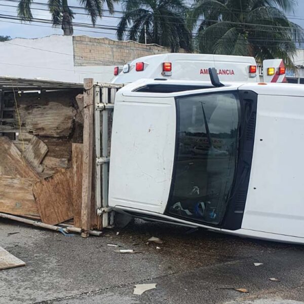 Vuelca camioneta en choque en la avenida Huayacán