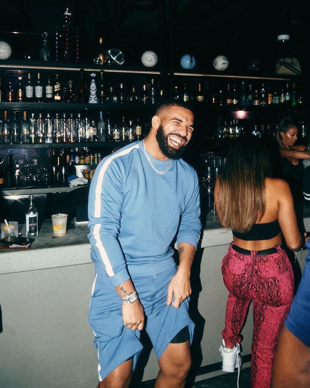 Acusan a Drake por poner salsa picante a un condón