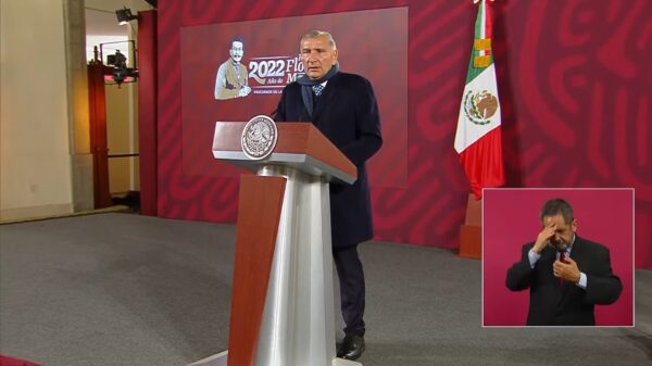 Cuestionan “autoridad moral” de Murayama, califica vacunas como “dádivas”