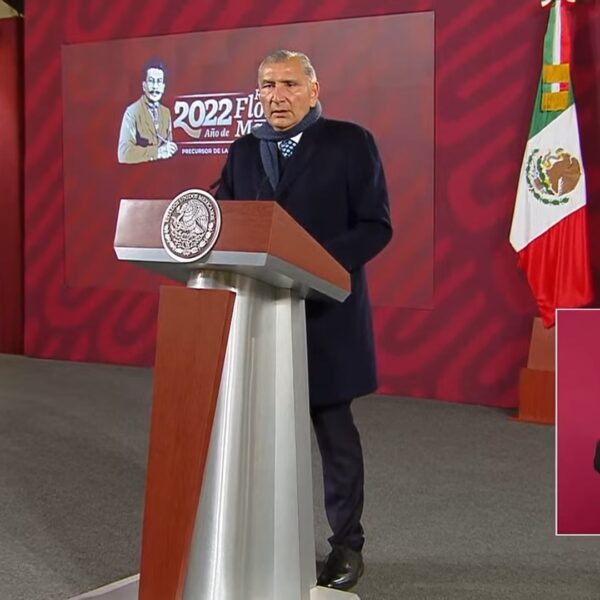 Cuestionan “autoridad moral” de Murayama, califica vacunas como “dádivas”