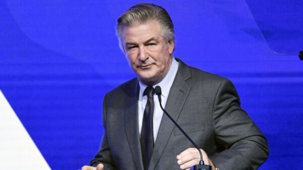 Alec Baldwin entrega su celular a la policía tras tiroteo en el set de "Rust"