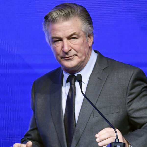 Alec Baldwin entrega su celular a la policía tras tiroteo en el set de "Rust"