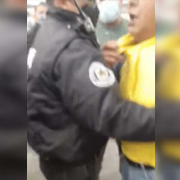 Por no usar cubrebocas, guardia tunde a abuelo en tienda