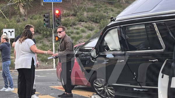 Arnold Schwarzenegger se convierte en "terminator" de autos en Los Ángeles