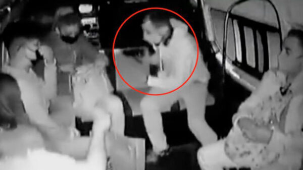 Asaltante con subametralladora les quita hasta anillos a pasajeros de combi