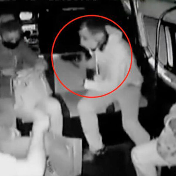 Asaltante con subametralladora les quita hasta anillos a pasajeros de combi