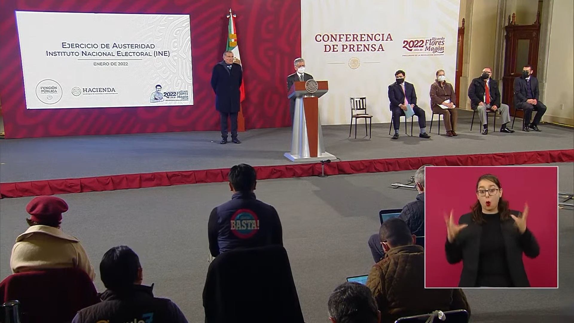 Roberto Salcedo, secretario de la Función Pública, y Adán Augusto López, secretario de Gobernación, durante la conferencia de prensa matutina en Palacio Nacional.