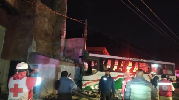 Autobús de pasajeros se estrella contra preparatoria; deja 40 heridos