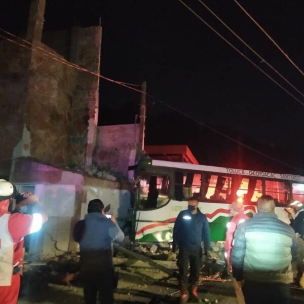 Autobús de pasajeros se estrella contra preparatoria; deja 40 heridos