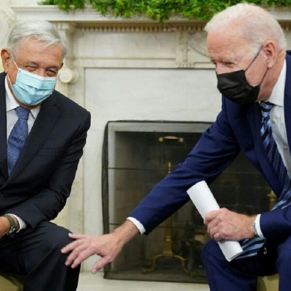 Empuja Kamala Harris popularidad de Biden entre latinos con foto de AMLO