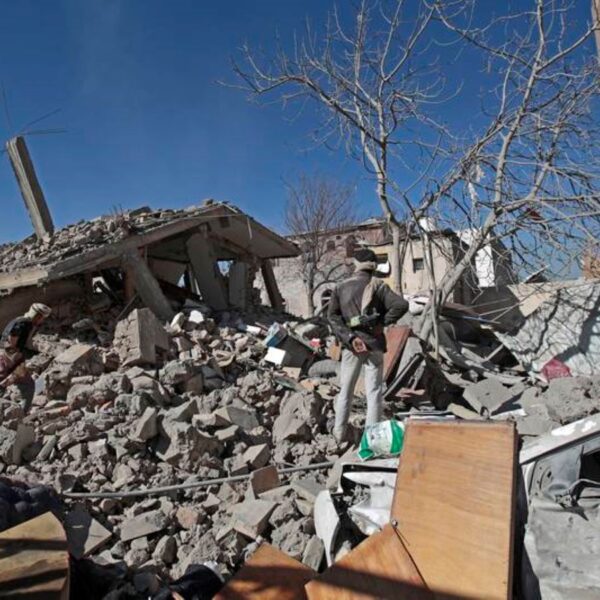 Bombardeo en Yemen deja por lo menos 70 personas muertas; decenas de heridos