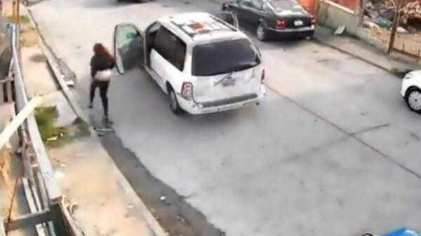 Olvida ponerle freno a su camioneta y vuelca con tres niños dentro