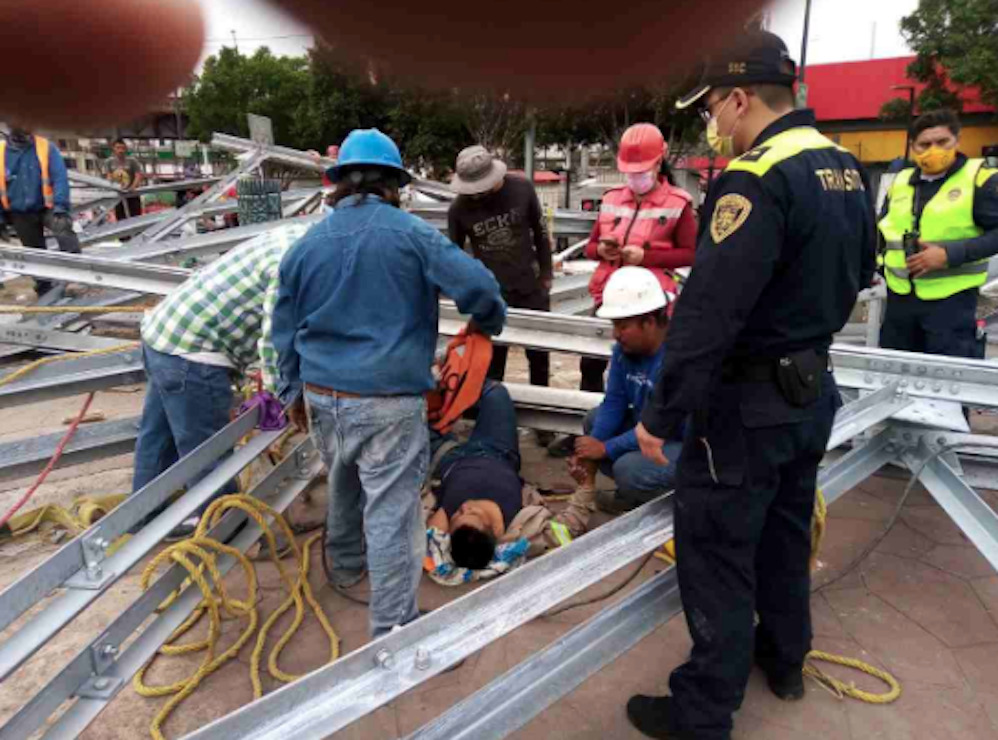 Por lo menos un lesionado al colapsar estructura metálica