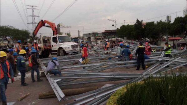 Por lo menos un lesionado al colapsar estructura metálica