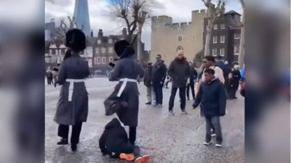 Guardia en su marcha arrolla y pisotea a menor