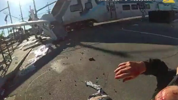 ¡Justo a tiempo! Policías rescatan a piloto accidentado antes de ser aplastado por el tren