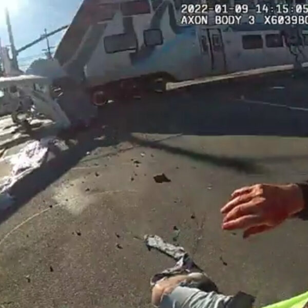 ¡Justo a tiempo! Policías rescatan a piloto accidentado antes de ser aplastado por el tren