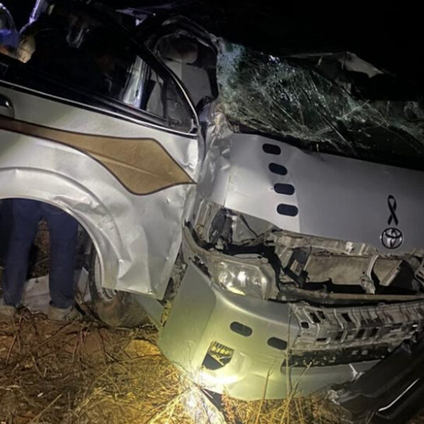 Volcadura de camioneta deja dos muertos entre ellas una menor de 3 años