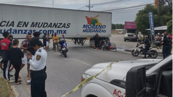 ¡Tragedia en la López Portillo! Motociclista se impacta contra tráiler; muere una joven
