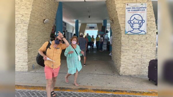 Estar en amarillo no significa que dejen de llegar turistas y visitantes: Carlos Joaquín