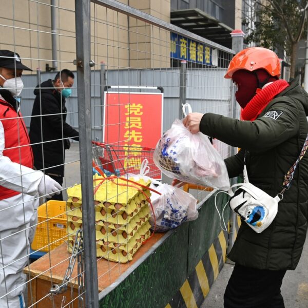 China termina 2021 con su peor semana en casos locales de Covid