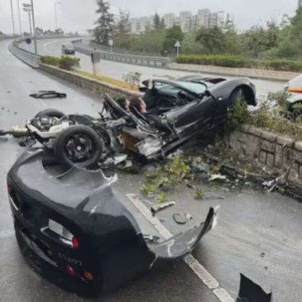 Conductor y copiloto chocan y destrozan auto; se salvan de milagros