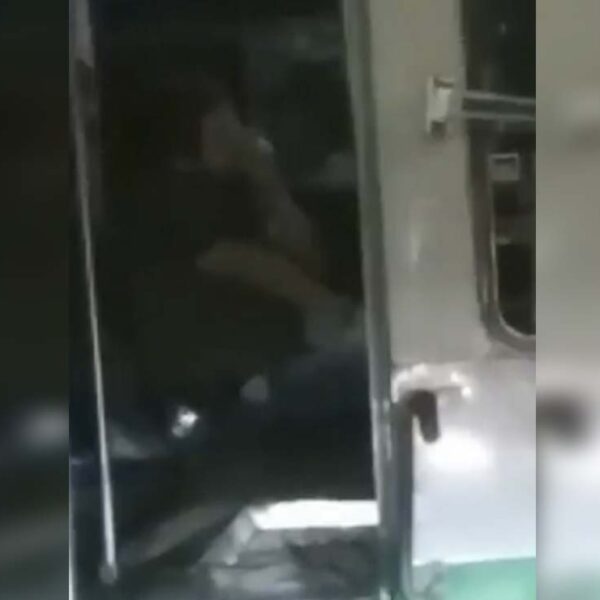 Cachan a chofer de microbús drogándose y lo suspenden