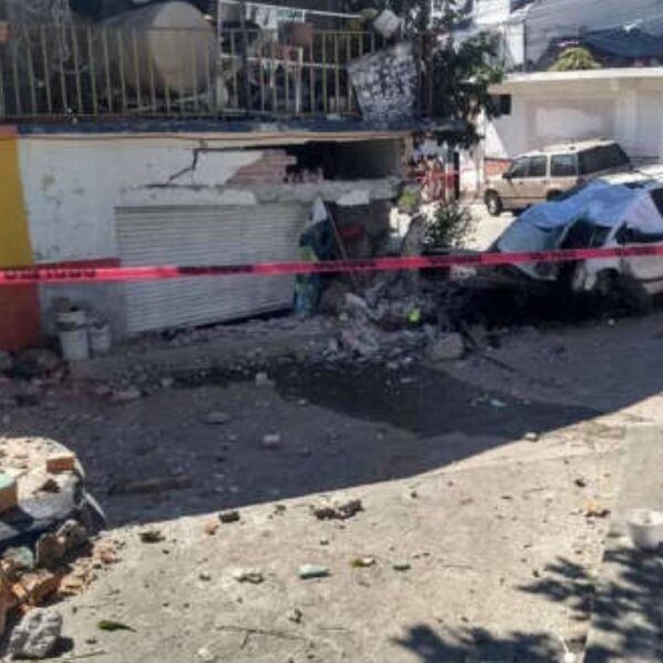 Camioneta choca contra dos casas; hay tres fallecidos