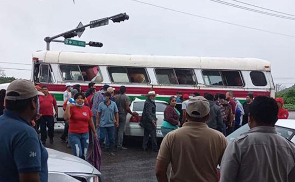 Automovilista muere prensado tras chocar con camión de pasajeros