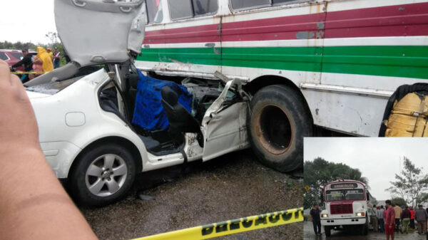 Automovilista muere prensado tras chocar con camión de pasajeros