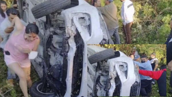 Turistas peruanas chocan y vuelcan en Felipe Carrillo Puerto